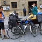 Dos peregrinos, delante del Ayuntamiento de Villafranca, durante una parada en el Camino