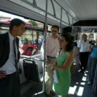 Natalia Rodríguez y Javier Chamorro visitaron el interior del autobús