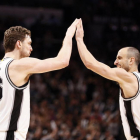 Pau Gasol celebra un punto con Manu Ginóbili.