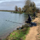 Los aficionados a la pesca pueden seguir disfrutando en el lago. DL