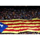 Aficionados del Barcelona despliegan una bandera "estelada".