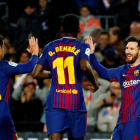 Messi es felicitado por Coutinho y Dembélé tras marcar el segundo gol ante el Leganés. A. GARCÍA