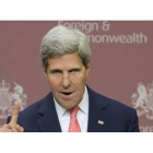 Kerry habla en su rueda de prensa conjunta con Hague, este lunes en Londres.