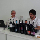José Peñín y un técnico de su equipo durante la cata en el Consejo Regulador de Tierra de León