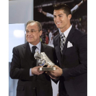 Cristiano, junto a Florentino Pérez, durante el homenaje.