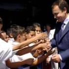 Zapatero es saludado por unos niños a su llegada al aeropuerto de San José de Costa Rica