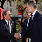 El rey Felipe VI saluda al president de la Generalitat, Quim Torra, a su llegada a la plaza de Cataluña en agosto del 2018, en el aniversario de los atentados del 17-A.