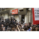 Periodistas congregados a la entrada de la sede del PSOE en Ferraz
