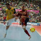 Miguelín, a la derecha, sufre una dura entrada del brasileño Vinicius durante la final del Mundial disputado en Tailandia.