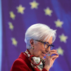 Christine Lagarde ayer, tras la reunión de urgencia del BCE en Fráncfort. FRIEDEMANN VOGEL