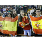 Blázquez entregó a Ana Muñoz una camiseta firmada por las guerreras.