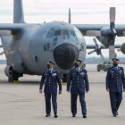 El Jemad y altos cargos pasan revista ayer ante un Hércules C-130 en su jubilación. JAVIER CEBOLLADA