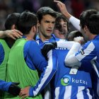 Xabi Prieto, en el medio, celebra su gol junto a otros futbolistas de la Real Sociedad.