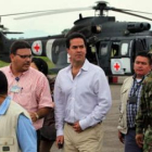 El alto comisionado para la Paz, en el centro, junto al helicóptero que trasladará al sargento.