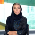 Waem al Dajil, durante su primer informativo como presentadora en la televisión estatal saudí.