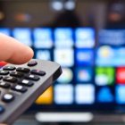 Imagen de un mando a distancia de un televisor conectado a internet.
