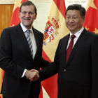 El presidente del Gobierno, Mariano Rajoy, saluda a su homólogo chino, Xi Jinping.