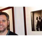 El fotógrafo asturiano Ricardo Moreno posa ante una de las obras que expone en la galería leonesa Cinabrio. CUEVAS