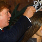 Trump coloca a Justine Pasek, de Panamá, la corona que la acredita como nueva Miss Universo, en Nueva York, el 24 de septiembre del 2002.
