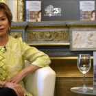 Isabel Allende, en la Casa de América de Madrid, horas antes de acudir a la Feria del Libro para firmar ejemplares de su nueva novela, 'Más allá del invierno'.