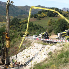 Transcurso de las obras de acondicionamiento de la vía que une Riaño con Carande.