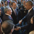 Raúl Castro y Barack Obama protagonizan un saludo histórico.