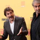 El director Fernando León de Aranoa (d), acompañado por el actor protagonista Javier Bardem, posa durante el estreno de su última película "El buen patrón" KIKO HUESCA