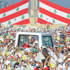 Benedicto XVI saluda desde el papamóvil a su llegada al muelle de Beirut, donde ofició una misa.