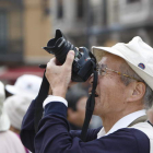 Un turista nipón toma imágenes de la fachada principal de la Catedral, acompañado de un grupo de compatriotas durante una visita a la capital leonesa en un tour por varias ciudades de España.