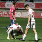 El ruso de la Cultural Niko Obolskii se muestra abatido por la derrota frente al CF Talavera junto Álvaro Juan, que trata de consolarlo al final del encuentro. MARCIANO PÉREZ