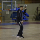 Cadenas da instrucciones a sus jugadores en un entrenamiento en el Palacio de Deportes. FERNANDO OTERO