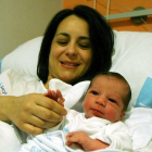 Mario Paes Modelo, el primer niño nacido en Castilla y León en 2016, junto a su madre, Elena Modelo, en el hospital El Bierzo de Ponferrada.