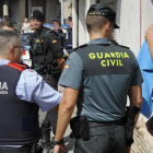 Guardia Civil y Mossos d Esquadra se llevan a un detenido, en Ripoll.
