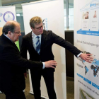 Juan Vicente Herrera con el responsable de Drylock Technologies NV, Bart Van Malderen. HORST WAGNER