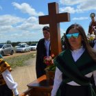 Distintas imágenes de la romería de Santa Cruz ayer con la llegada de la Virgen del Rosario a la ermita de Otero. MEDINA