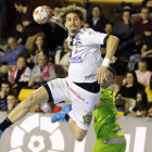 Acacio lanza a portería durante el partido ante el Anaitasuna. MARCIANO PÉREZ
