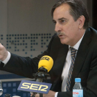El ministro de Trabajo e Inmigración, Valeriano Gómez, en una entrevista radiofónica.
