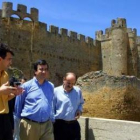 Álvarez Cascos conversa con Martínez Majo en una visita al castillo de Valencia de Don Juan.
