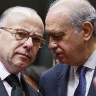 El ministro de Interior francés, Bernard Cazeneuve, y el español, Fernández Díaz.