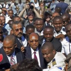 Aristide (centro), a su llegada al aeropuerto de Puerto Príncipe.