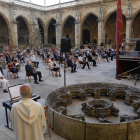 El claustro de la Catedral recupera este viernes la lectura del Fuero de León. FERNANDO OTERO