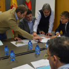 Los concejales de Urbanismo y Servicios Sociales rodean al alcalde, ante el gerente de Sanidad. DL