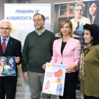 El presidente de Cruz Roja, José Varela, y  Alicia García (segunda por la derecha) . DIEGO DE MIGUEL