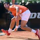 Novak Djokovic en un lance de su enfrentamiento con el ruso Aslan Karatsev. ETTORE FERRARI