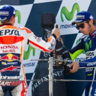 Marc Márquez y Valentino Rossi brindan en el podio de Motorland.