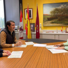 Ester Muñoz y Juan Carlos Suárez-Quiñones se reunieron ayer con la consejera gallega Ángeles Vázquez. DL