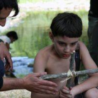 El joven actor Daniel Valdés, dando vida al pequeño Bernardo en las orillas del río Oza.
