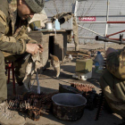 Rebeldes prorrusos en las afueras de Debaltsevo, este lunes.