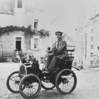 «Premio de la Montaña… de Montmartre». Louis Renault, al volante del Tipo A (1898), ‘coronando’ por la parisina calle Lepic; la voiturette comenzaba a forjar los sueños… o.