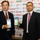 Joaquín Rodríguez y Luis Carlos Fernández rubricaron ayer el acuerdo de copatrocinio.